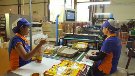 การทำงานของพนักงานในโรงงานผลิตถุงพลาสติก